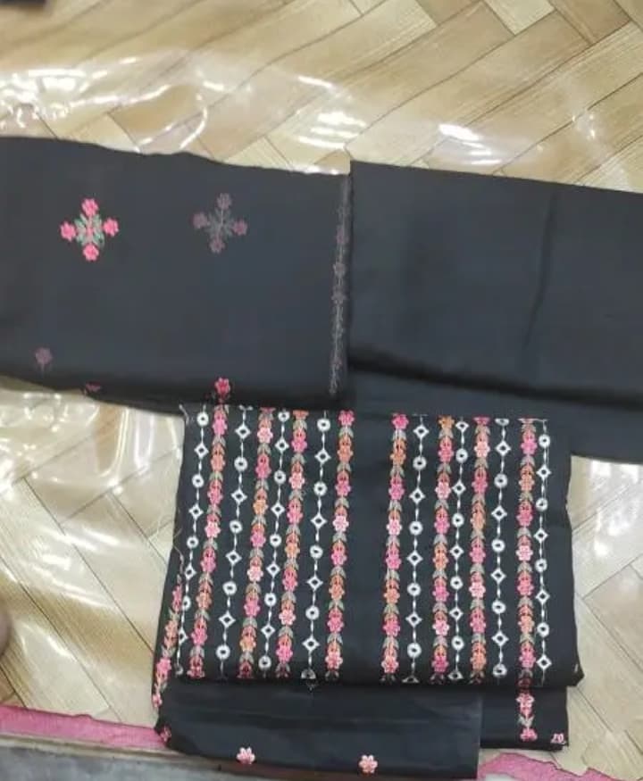 Beautiful & Trendy 3 Pieces Suite Available — photo 1 of 3