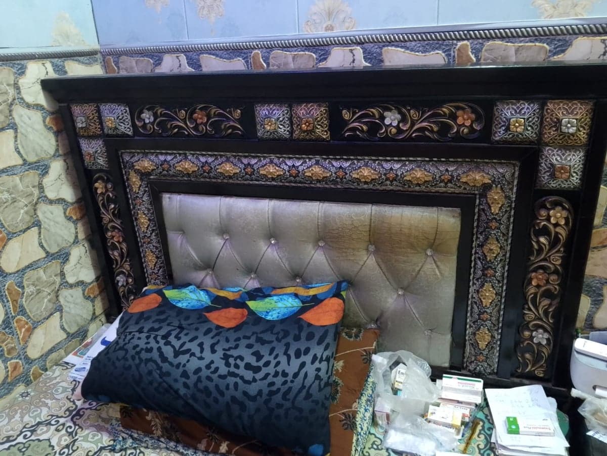 5Ft Bed With Side Table in Solid Wooden