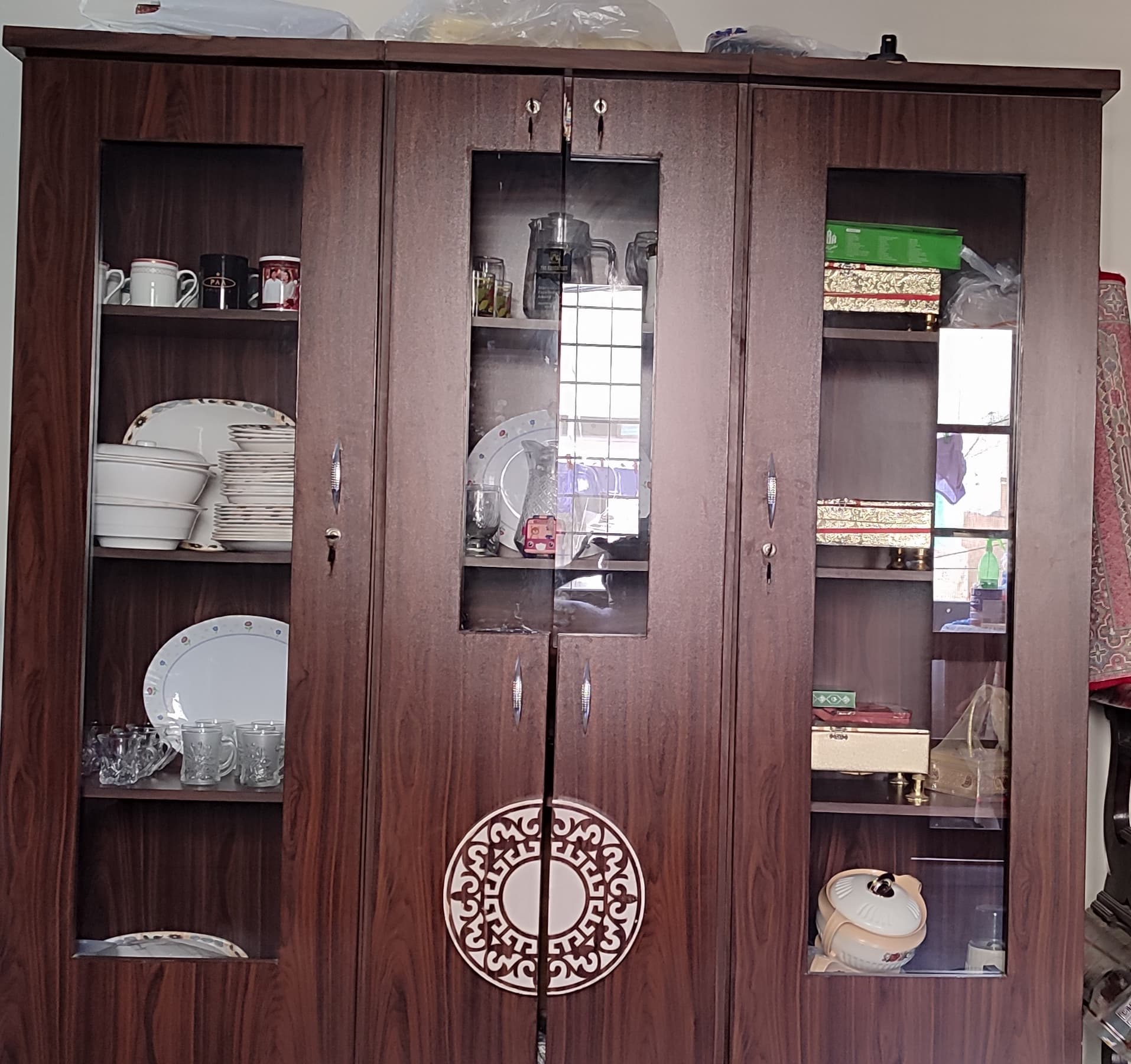 Crockery Showcase in a good condition — photo 1 of 1
