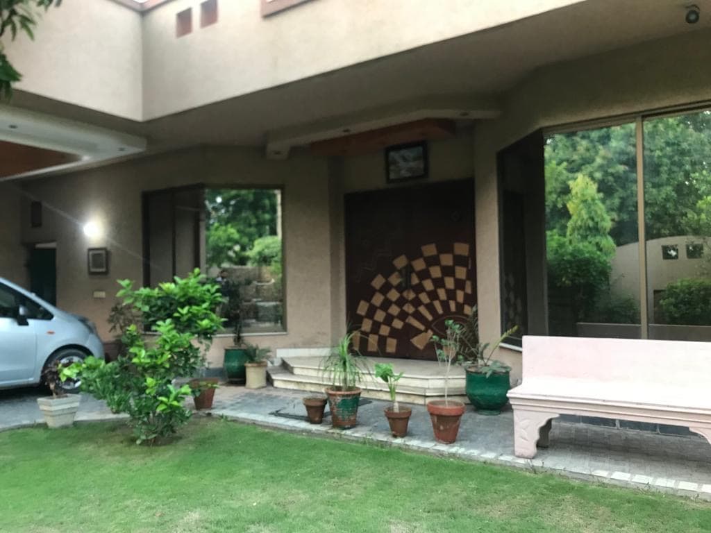 5 Bedroom Luxury 1 Kanal House at Prime Location — photo 1 of 10