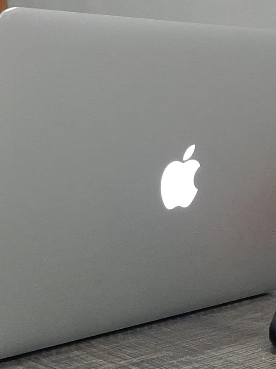 *MacBook Pro 2015 Retina 13" - 8GB/256GB - 10/9.5 With Charger - Good Battery* — photo 1 of 4